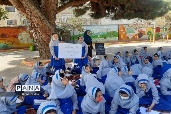 نقاشی همگانی با موضوع ایثار و شهادت در آموزشگاه‌های ابتدایی خراسان شمالی