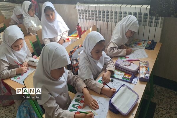 نقاشی همگانی با موضوع ایثار و شهادت در آموزشگاه‌های ابتدایی خراسان شمالی
