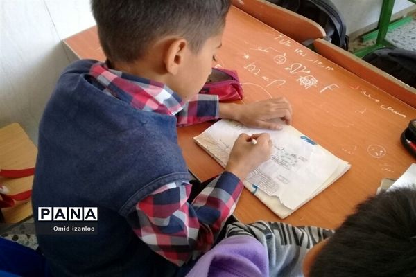 نقاشی همگانی با موضوع ایثار و شهادت در آموزشگاه‌های ابتدایی خراسان شمالی