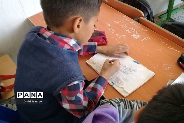 نقاشی همگانی با موضوع ایثار و شهادت در آموزشگاه‌های ابتدایی خراسان شمالی