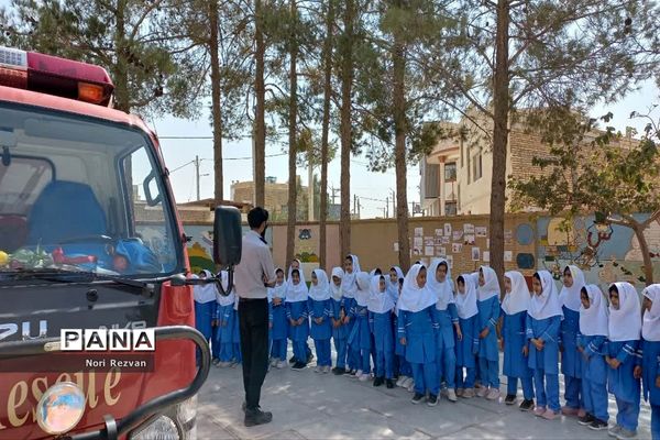 حضور آتش‌نشانان در مدرسه پیری