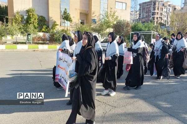 بدرقه دختران منطقه ۵ برای اعزام به اردوی راهیان نور غرب کشور