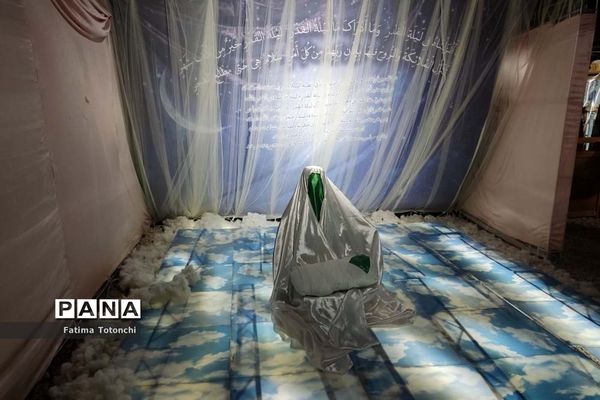 اجرای نمایش آن سوی تاریکی‌ها درجستجوی نور