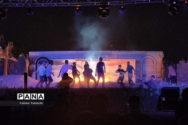 اجرای نمایش آن سوی تاریکی‌ها درجستجوی نور