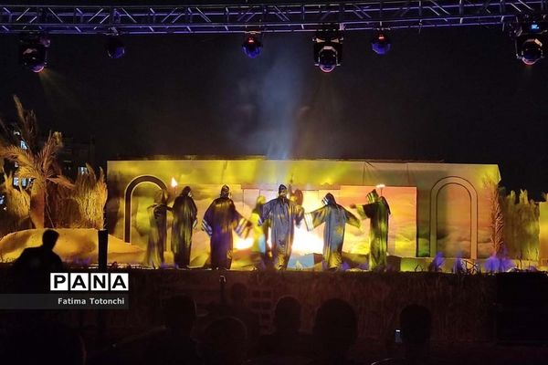 اجرای نمایش آن سوی تاریکی‌ها درجستجوی نور