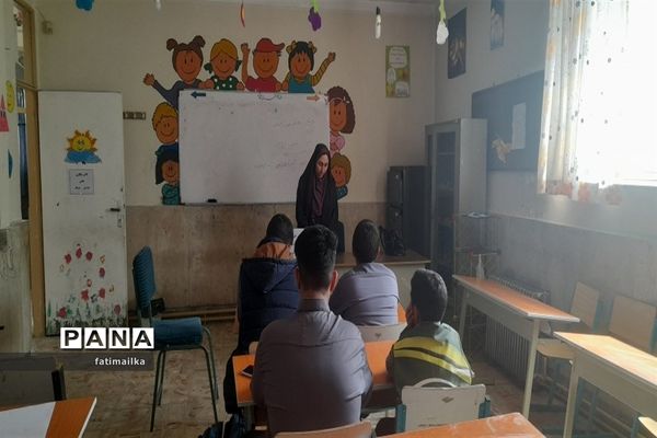 جلسه آموزشی خبرنویسی  ویژه دانش‌‌آموز‌خبرنگاران در شهرستان فیروزکوه