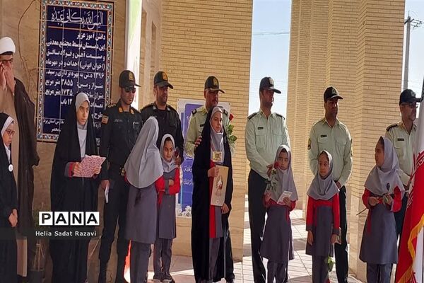 جمع صمیمی پدر و دختری، دختران دانش‌آموز و پدران پلیس