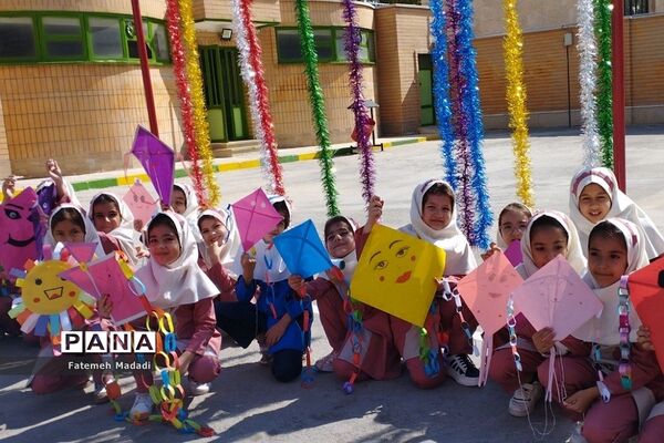 ساخت بادباک به‌مناسبت روز جهانی کودک در دبستان مهرآیین بهارستان‌۲