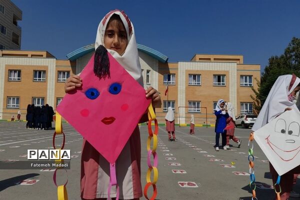 ساخت بادباک به‌مناسبت روز جهانی کودک در دبستان مهرآیین بهارستان‌۲