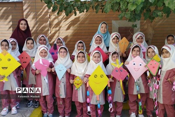 ساخت بادباک به‌مناسبت روز جهانی کودک در دبستان مهرآیین بهارستان‌۲