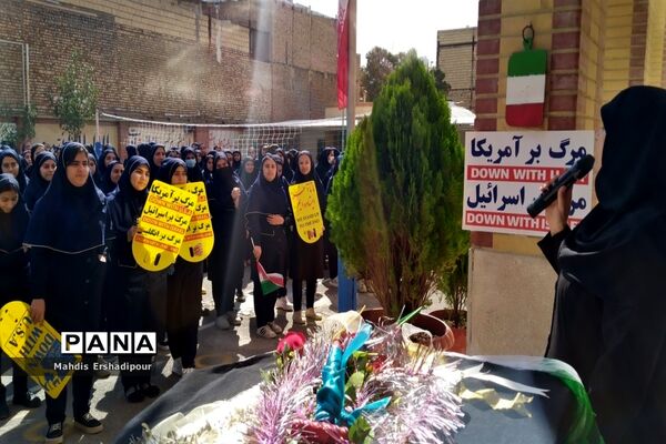 نواختن زنگ حمایت از مردم فلسطین در دبیرستان شاهد کوثر