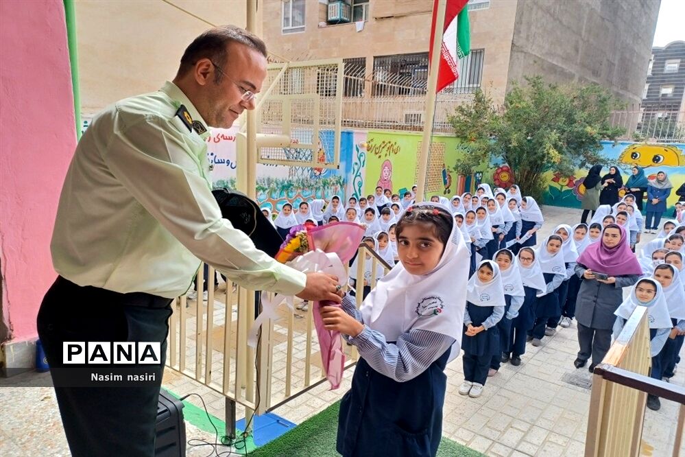 تجلیل از زحمات کارکنان نیروی انتظامی ملارد در دبستان سارا