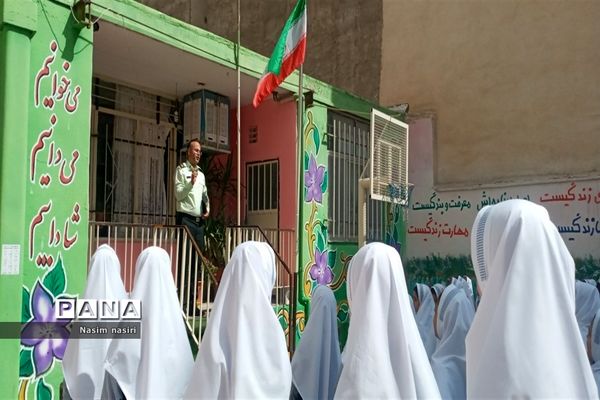 تجلیل از زحمات کارکنان نیروی انتظامی ملارد در دبستان سارا