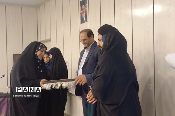 مراسم تقدیر از دانش‌آموزان برتر کشوری در رودهن