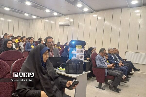 مراسم تقدیر از دانش‌آموزان برتر کشوری در رودهن