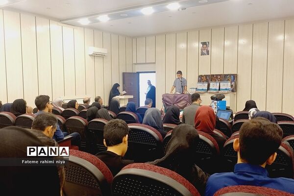 مراسم تقدیر از دانش‌آموزان برتر کشوری در رودهن