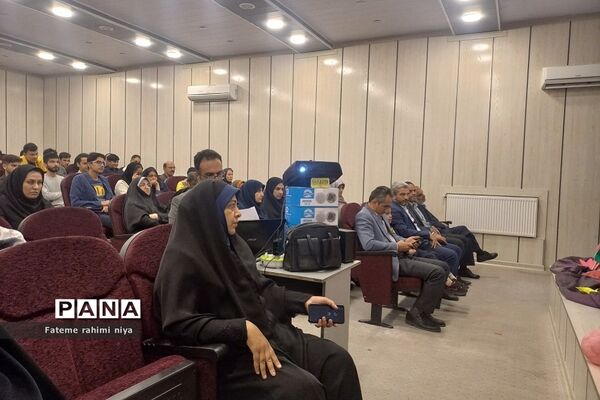 مراسم تقدیر از دانش‌آموزان برتر کشوری در رودهن