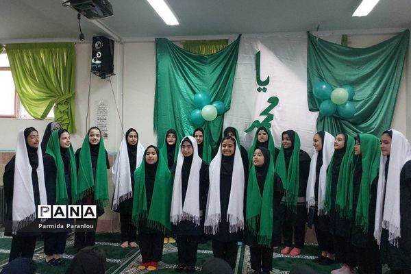 جشن هفته وحدت در دبیرستان نشاط ناحیه ۲ بهارستان‌