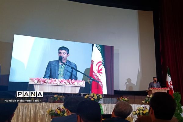 نشست صمیمانه استاندار فارس با مدیران مدارس استان