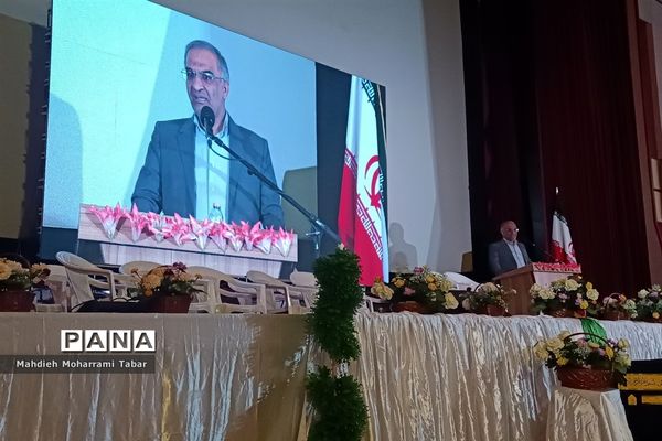 نشست صمیمانه استاندار فارس با مدیران مدارس استان