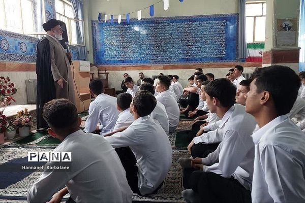 جشن دانش‌آموزی هفته وحدت در دبیرستان نمونه دولتی شهدای علم و فناوری