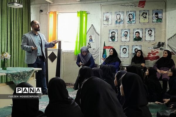 برگزاری همایش انگیزشی «بهترین خودت باش» ویژه دانش‌آموزان کنکوری در دبیرستان حکمت