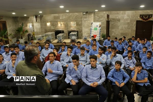 بازدید گروه‌های دانش‌آموزی از موزه دفاع مقدس قم