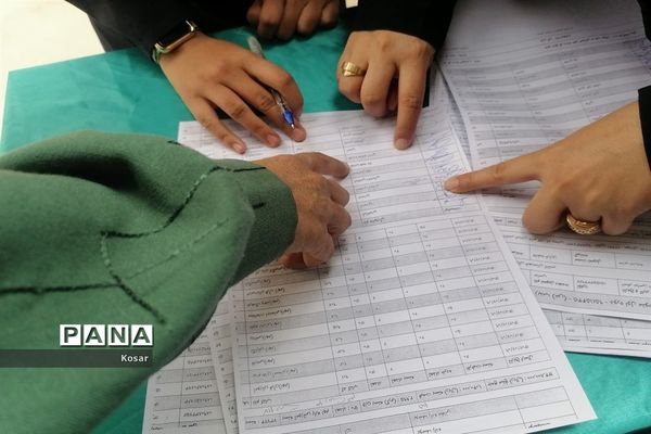 توزیع کتاب درسی در دبیرستان حضرت زینب (س)