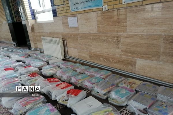 توزیع کتاب درسی در دبیرستان حضرت زینب (س)