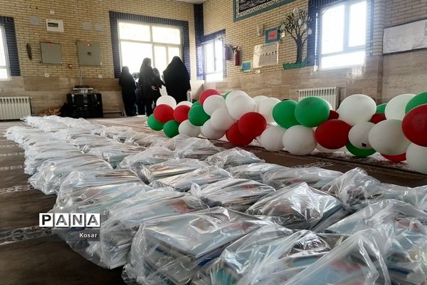 توزیع کتاب درسی در دبیرستان حضرت زینب (س)