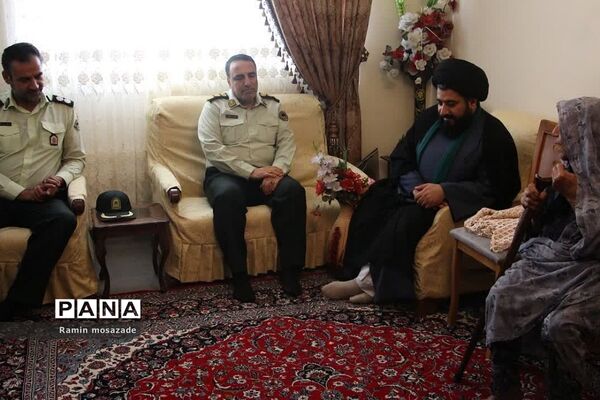 دیدار و تجلیل امام‌جمعه رودهن از کارکنان و خانواده شهدای نیروی انتظامی رودهن