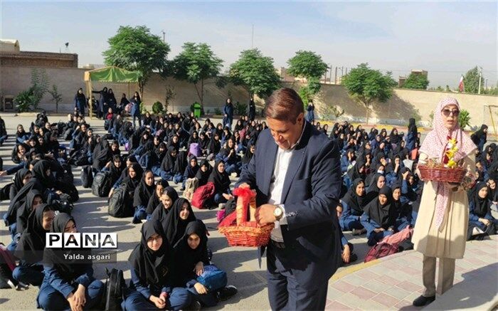 برگزاری جشن هفته وحدت در مدرسه منتصرین شاهد ورامین/فیلم