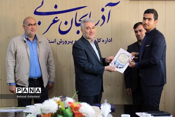 دیدار نمایندگان مجلس دانش‌آموزی با مدیرکل آموزش و پرورش آذربایجان غربی