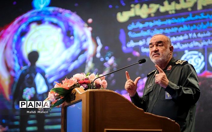 بزرگترین خدمت دشمن به انقلاب اسلامی، شناساندن بدون نقاب سیمای خود به ملت ایران بود