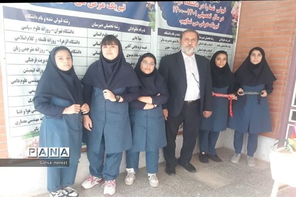 حضور خانواده‌‌ شهید نادر فهندژ سعدی در مدرسه شهدای مدافعان سلام پرند