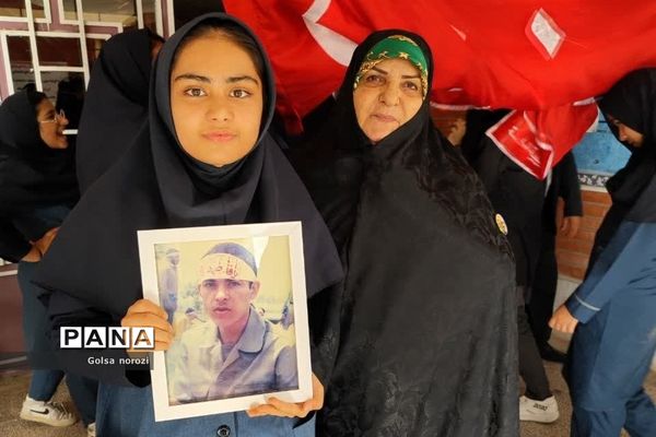 حضور خانواده‌‌ شهید نادر فهندژ سعدی در مدرسه شهدای مدافعان سلام پرند