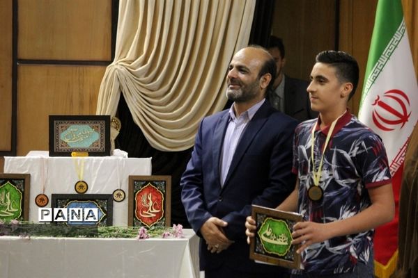 مراسم تجلیل از برگزیدگان چهل و یکمین دوره مسابقات قرآن، عترت و نماز دانش‌آموزان شهرستان کاشان