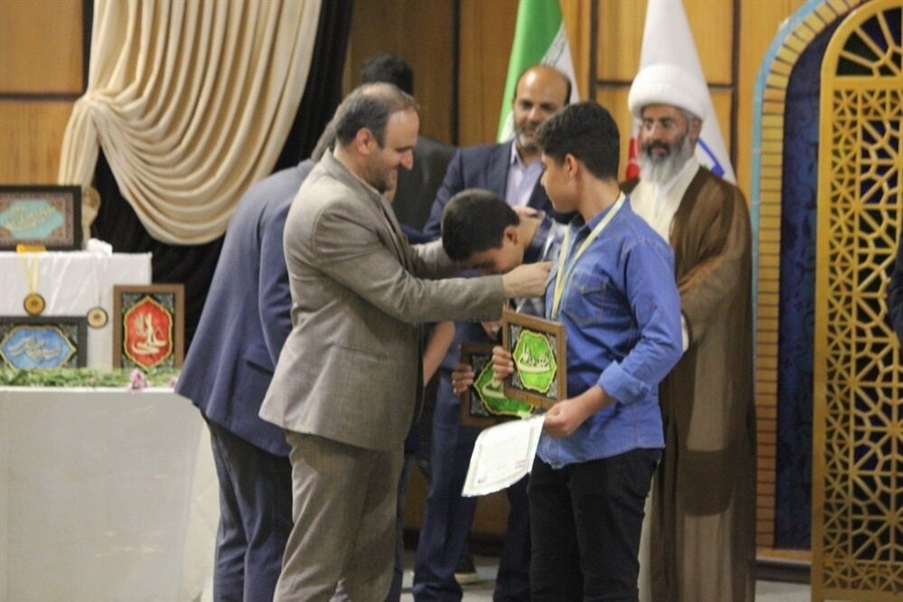 مراسم تجلیل از برگزیدگان چهل و یکمین دوره مسابقات قرآن، عترت و نماز دانش‌آموزان شهرستان کاشان
