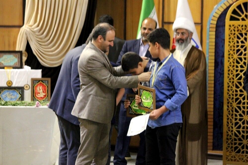 مراسم تجلیل از برگزیدگان چهل و یکمین دوره مسابقات قرآن، عترت و نماز دانش‌آموزان شهرستان کاشان