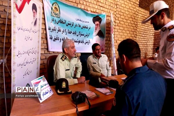 میز خدمت نیروی انتظامی در مسجد جامع ورامین به مناسبت هفته نیروی انتظامی