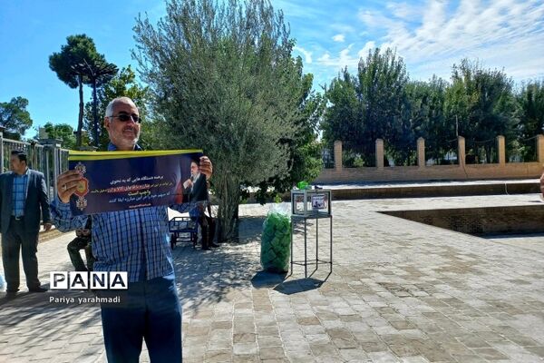 میز خدمت نیروی انتظامی در مسجد جامع ورامین به مناسبت هفته نیروی انتظامی