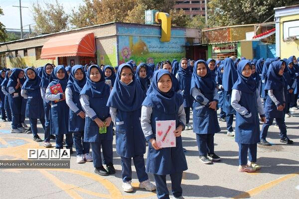 برگزاری جشن عاطفه‌ها در دبستان دوره دوم ۲۲ بهمن