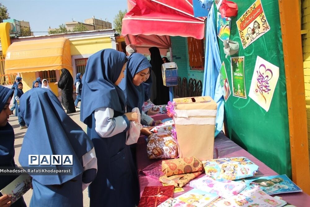 برگزاری جشن عاطفه‌ها در دبستان دوره دوم ۲۲ بهمن