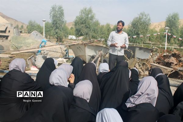 بازدید دانش‌آموزان دبیرستان غدیر قم از موزه دفاع مقدس