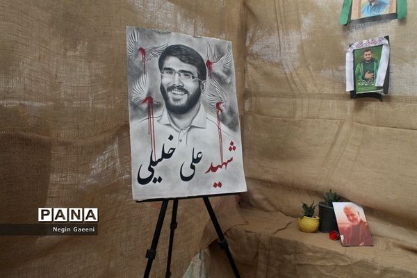 بازدید دانش‌آموزان دبیرستان غدیر قم از موزه دفاع مقدس