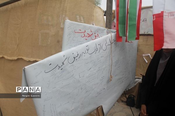 بازدید دانش‌آموزان دبیرستان غدیر قم از موزه دفاع مقدس