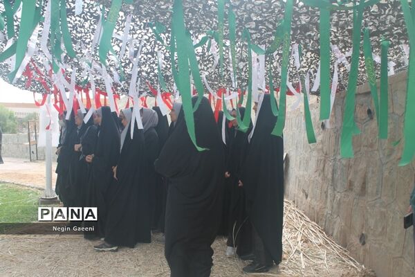 بازدید دانش‌آموزان دبیرستان غدیر قم از موزه دفاع مقدس