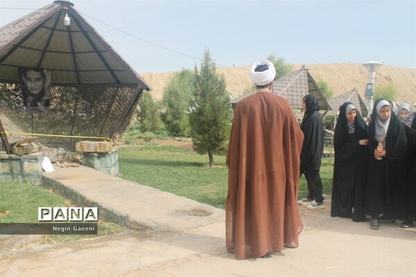 بازدید دانش‌آموزان دبیرستان غدیر قم از موزه دفاع مقدس