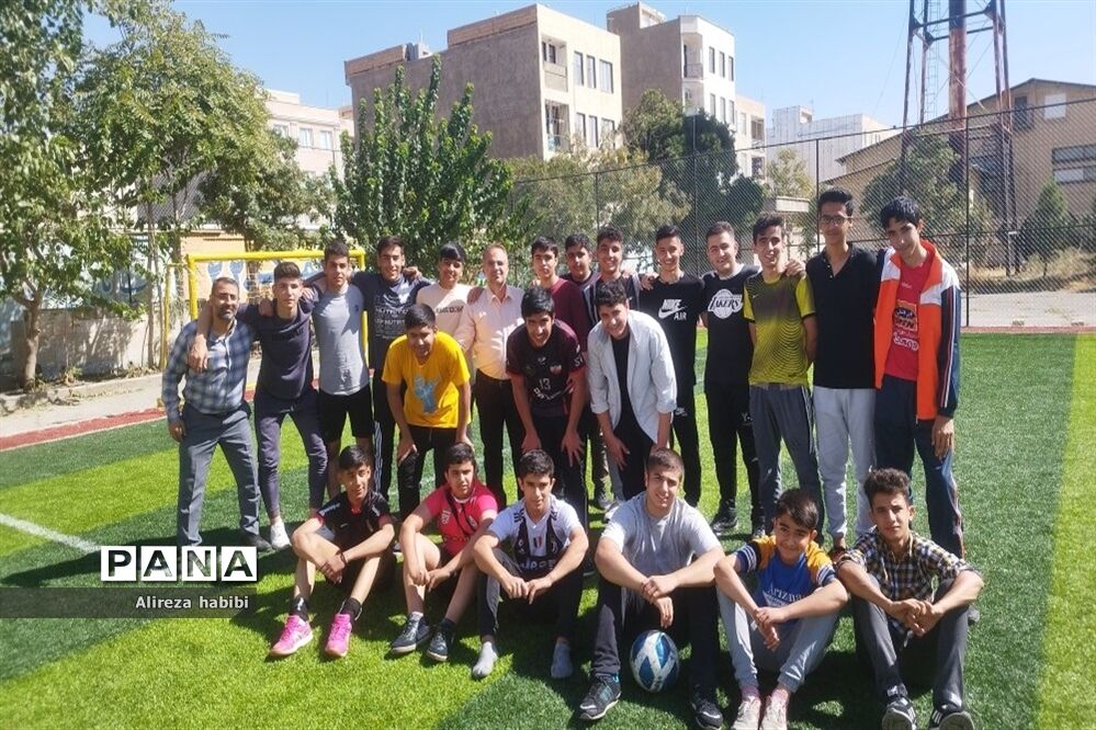 اجرای برنامه‌های تربیتی مثبت هشتادیا در دبیرستان دکتر هشترودی ملارد