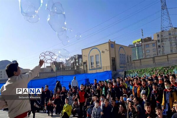 مراسم روزجهانی کودک در دبستان پسرانه حاج تقی احدیان